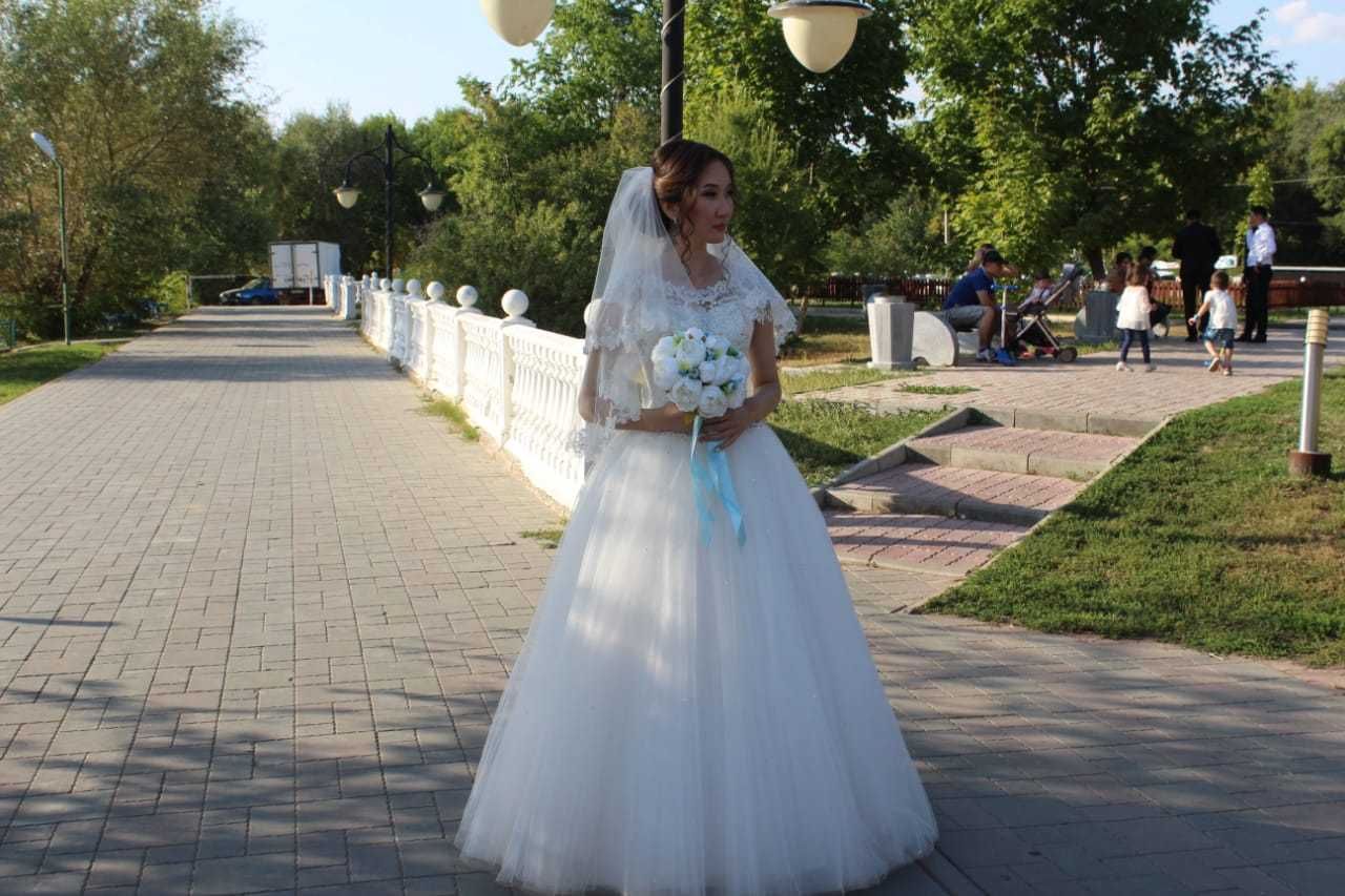 Красивое пышное свадебное платье со стразами Swarovski