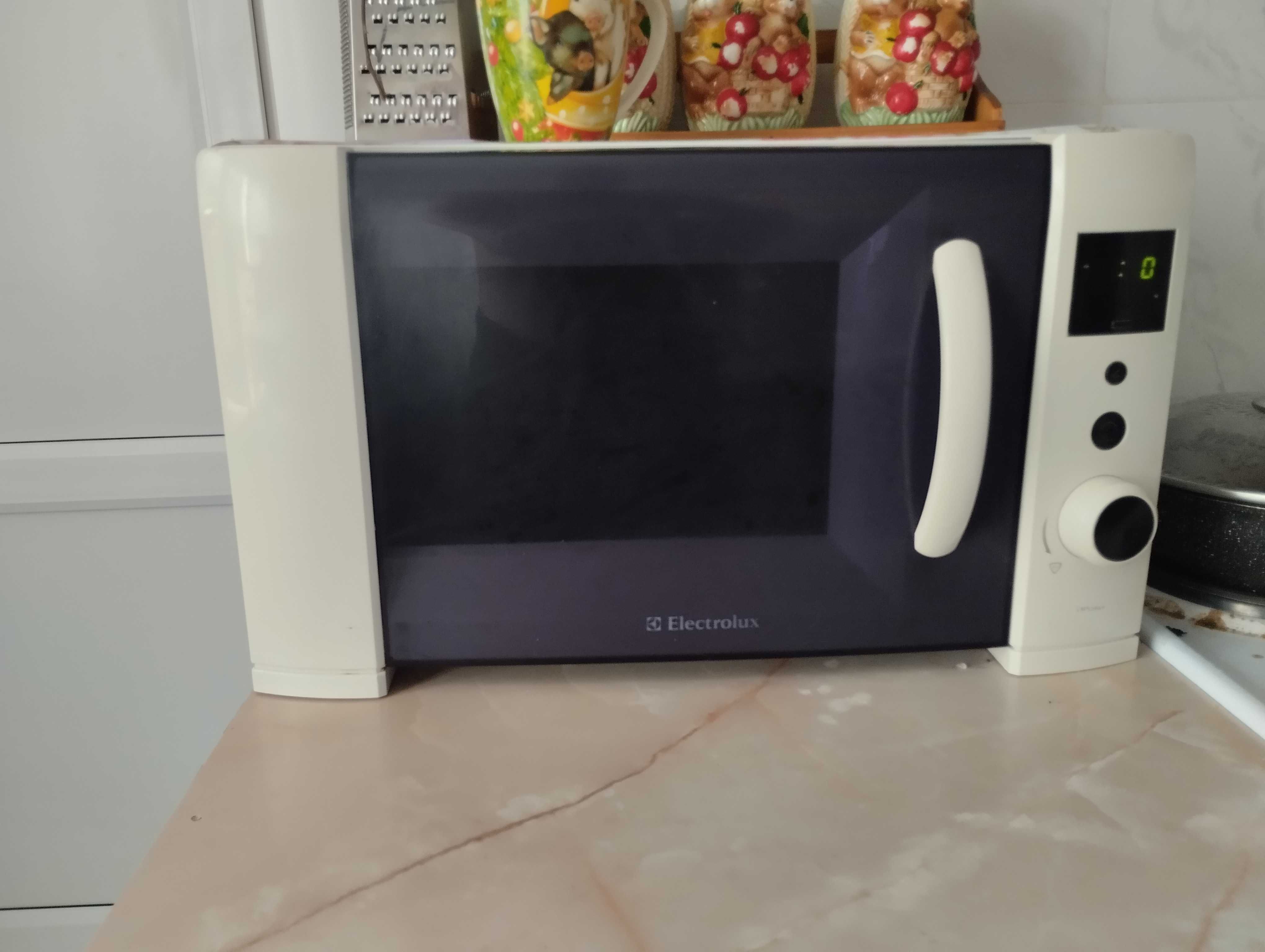Микроволновка Electrolux.