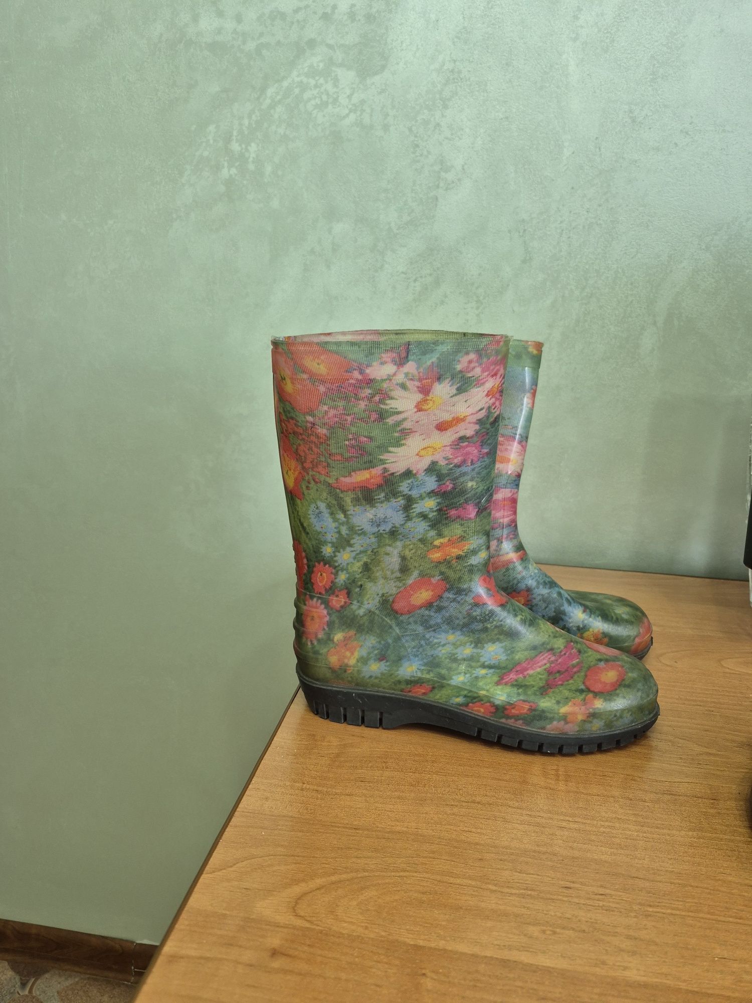 Продам резиновые женские сапоги
