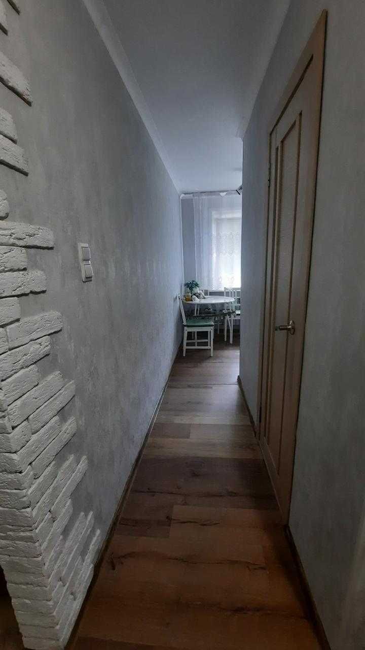 продам 2 комн квартиру в центре города