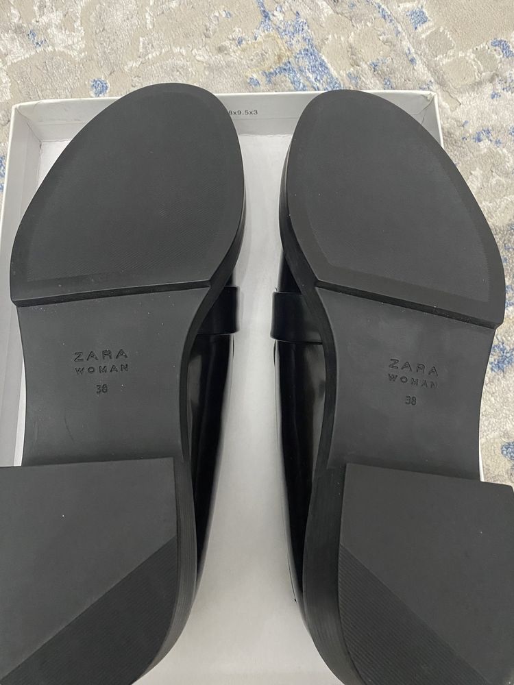 Лоферы ZARA с высокой союзкой и планкой.