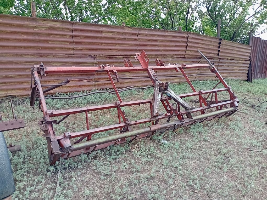 Трактор и 2 прицепа