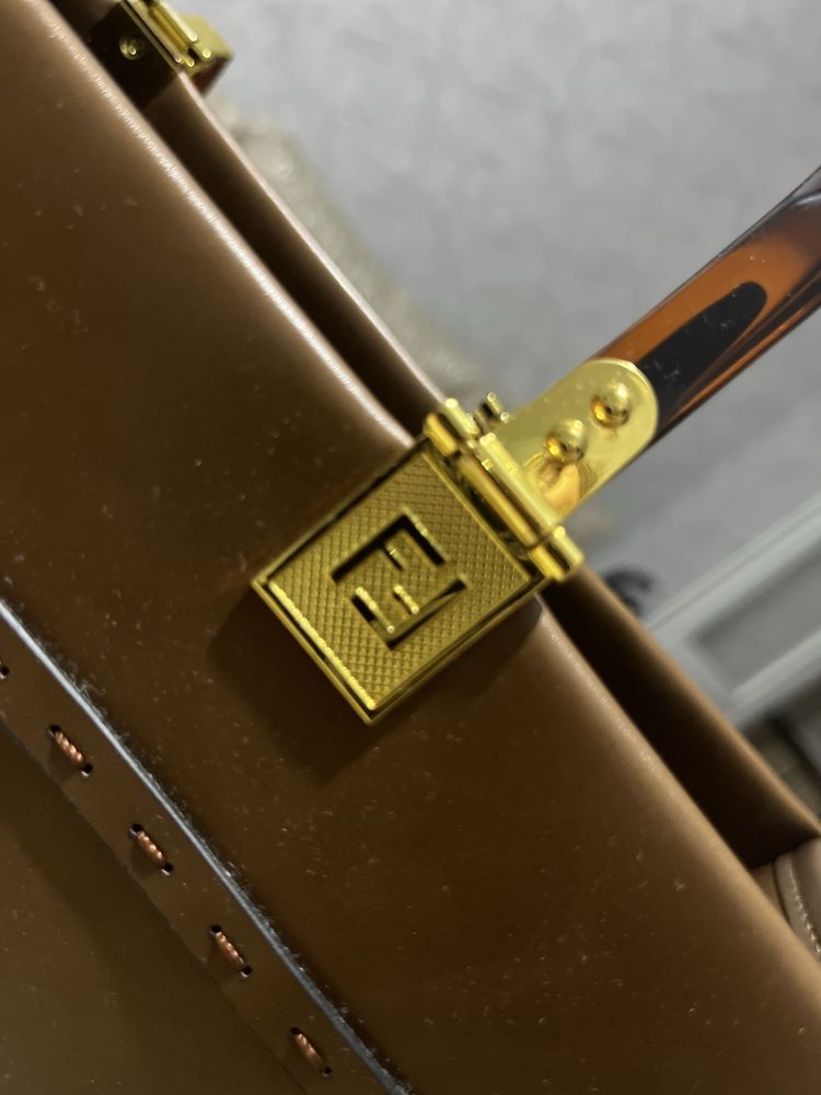 Продам сумку FENDI.