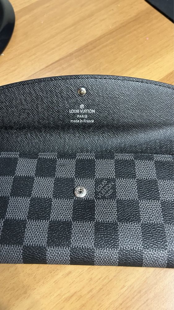 Кошелек Louis Vuitton на кнопке