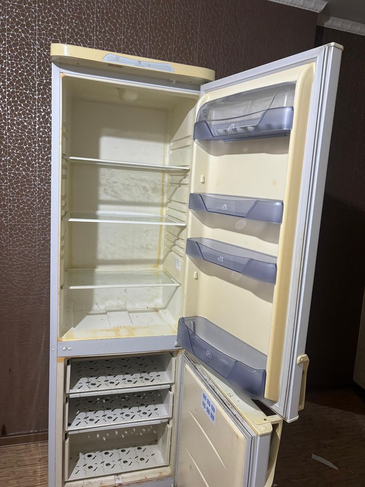 Холодильник продам срочно