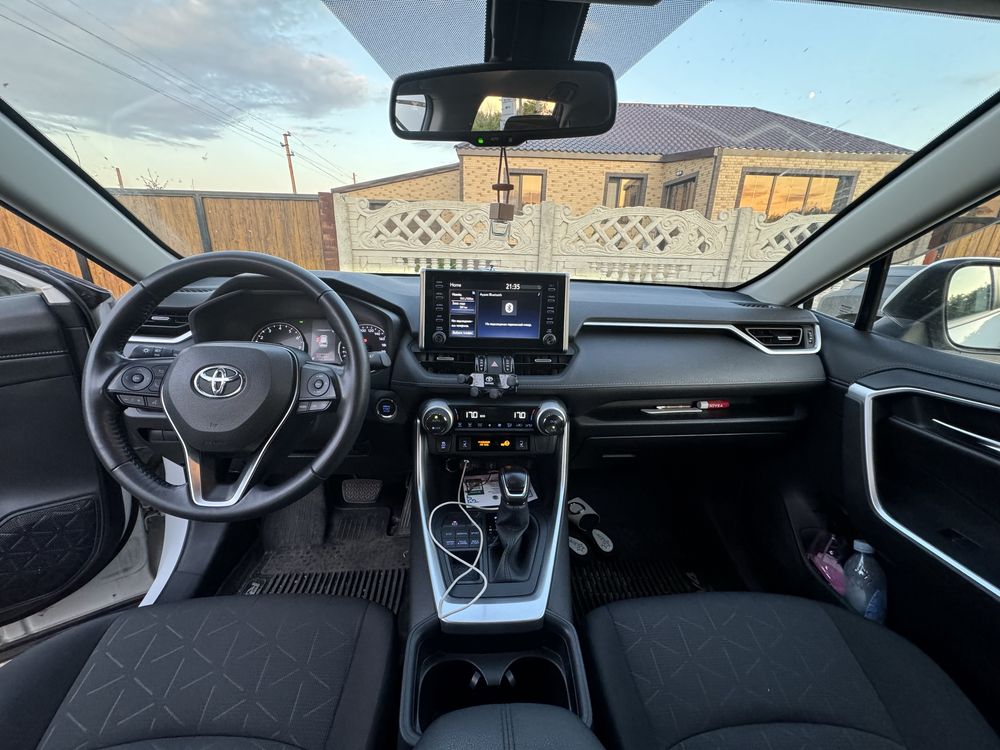 Продам toyota rav 4 2021