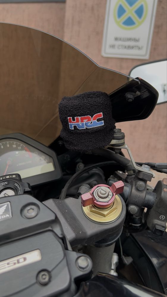 Honda CBR1000RR/ черного цвета