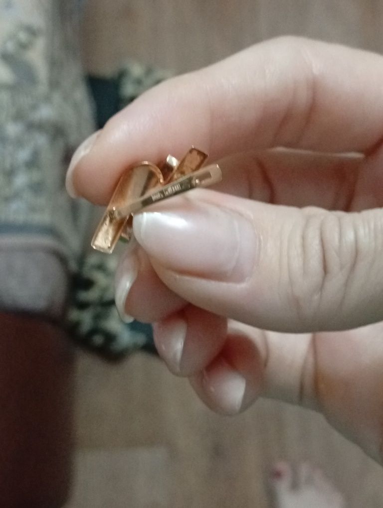 Продам золотые серьги