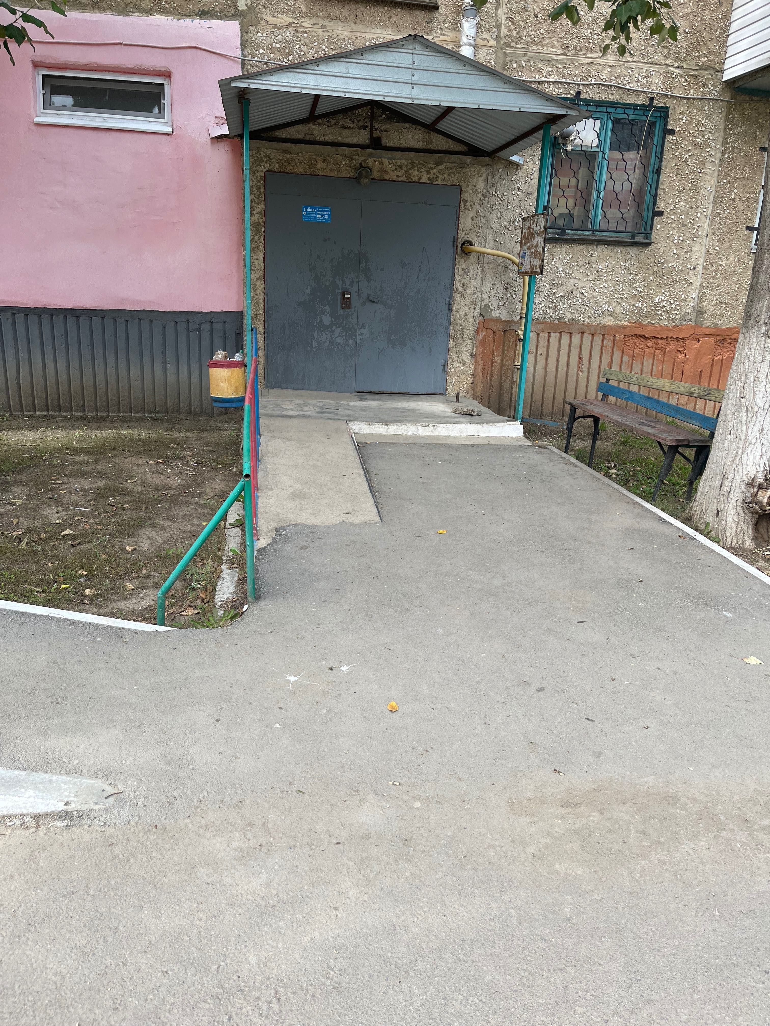 Продается 4-х комнатная квартира в 6 мкр. 62 дом (район мини рынка)