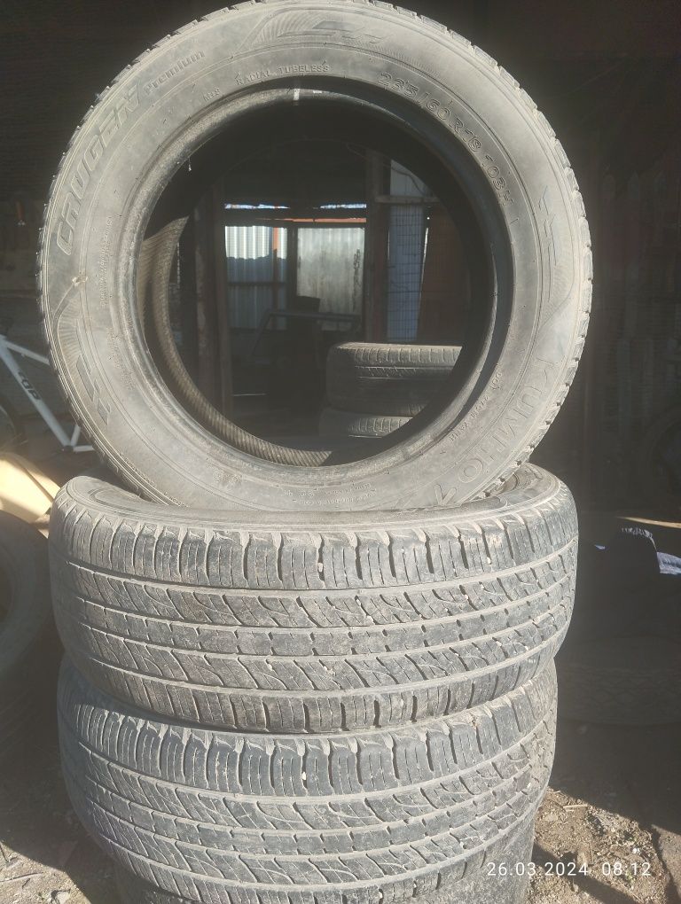 Продам шины пара на 235,.60,.R 18.  За 20000