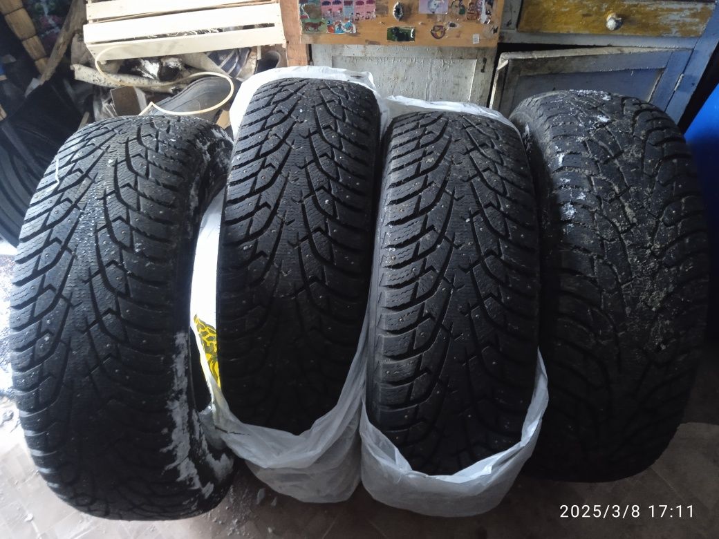 Продам шины комплект зимняя