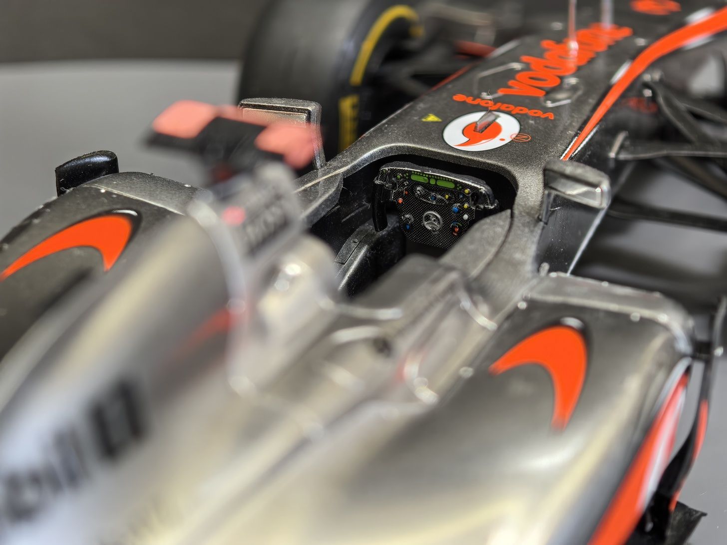 Модель болида формула-1 mercedes McLaren MP4/27