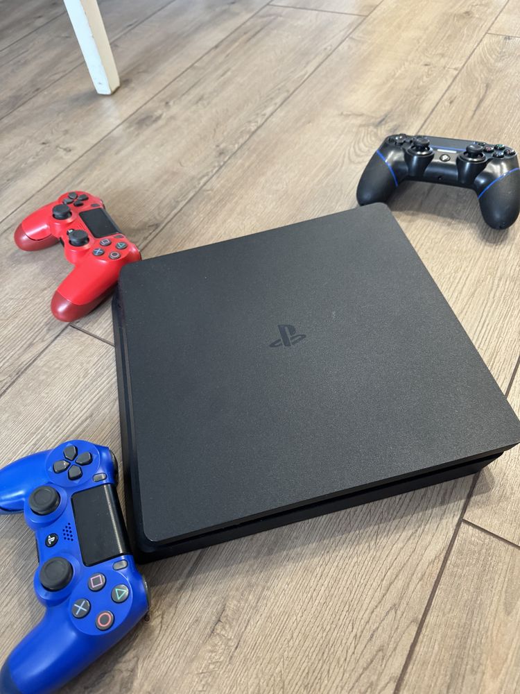 PlayStation 4 Slim 1 TB + 4 геймпада
