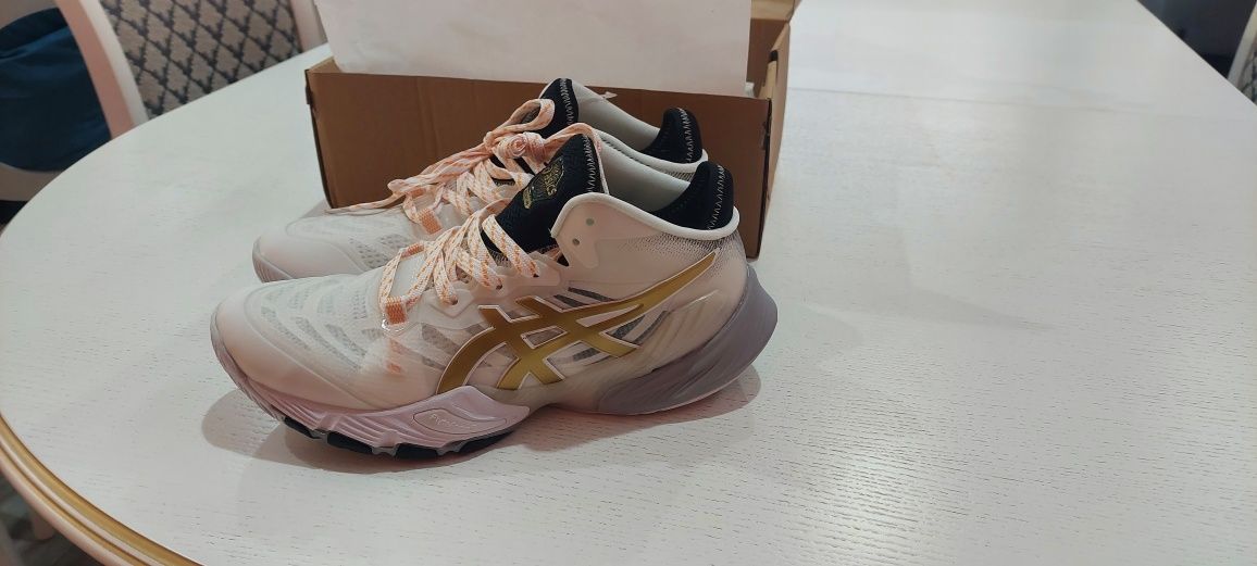 Продаю кроссовки ASICS METARISE