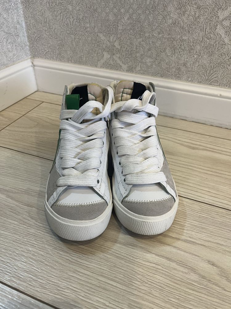 Кеды Nike.