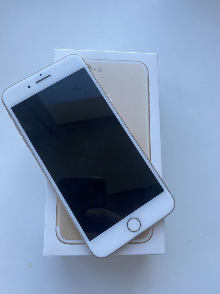 Продам телефон Айфон 7+