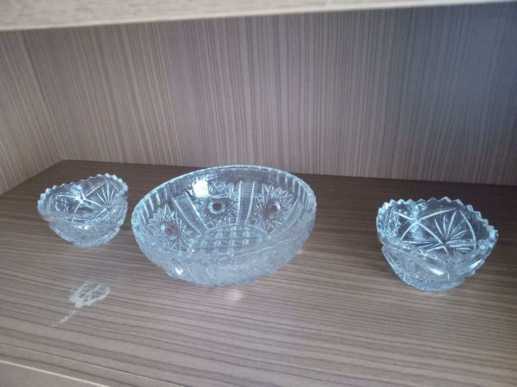 Продам хрустальные вазы 3 штуки. Цена за 3 штуки.