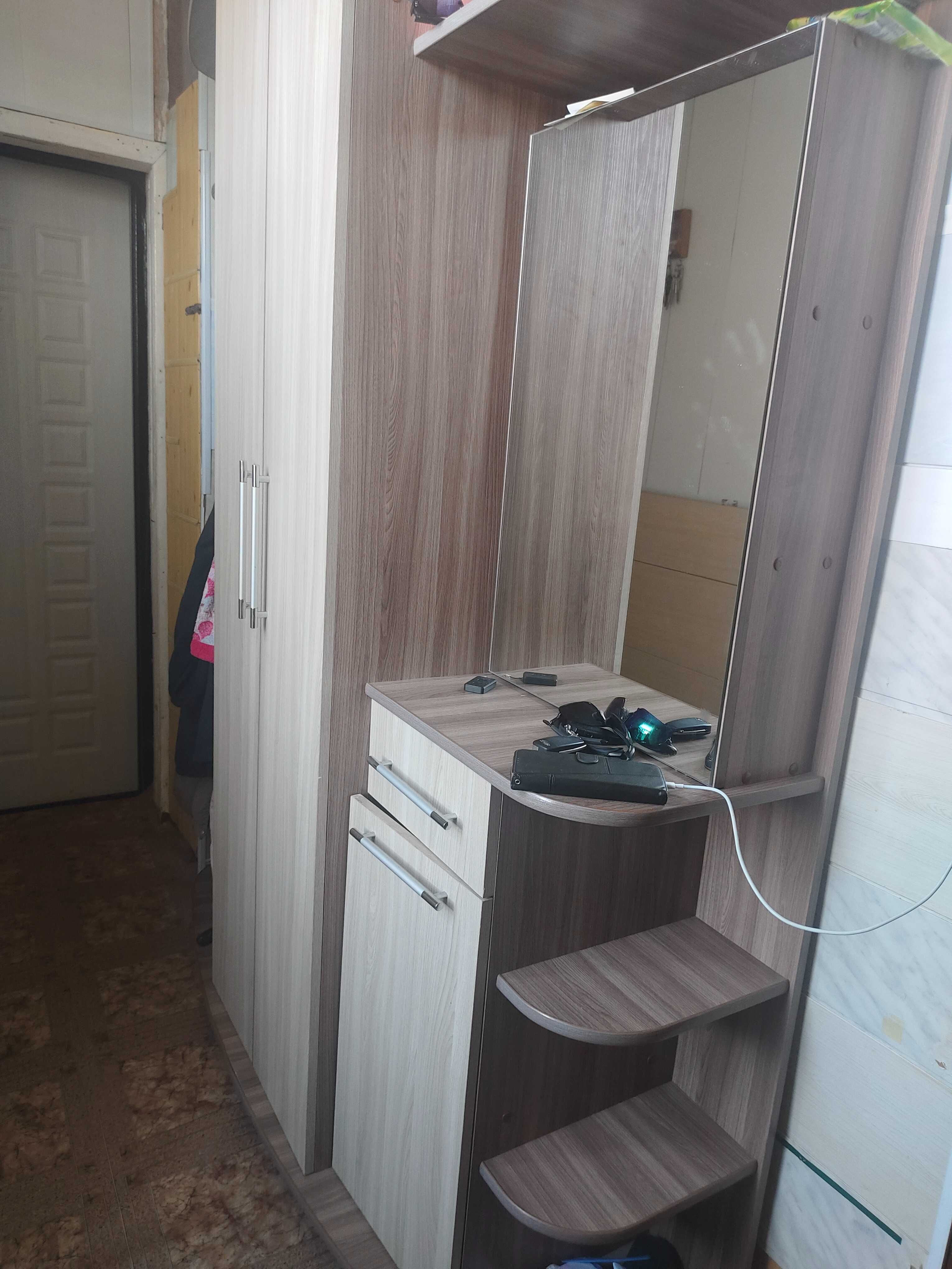 Продам. Прихожую