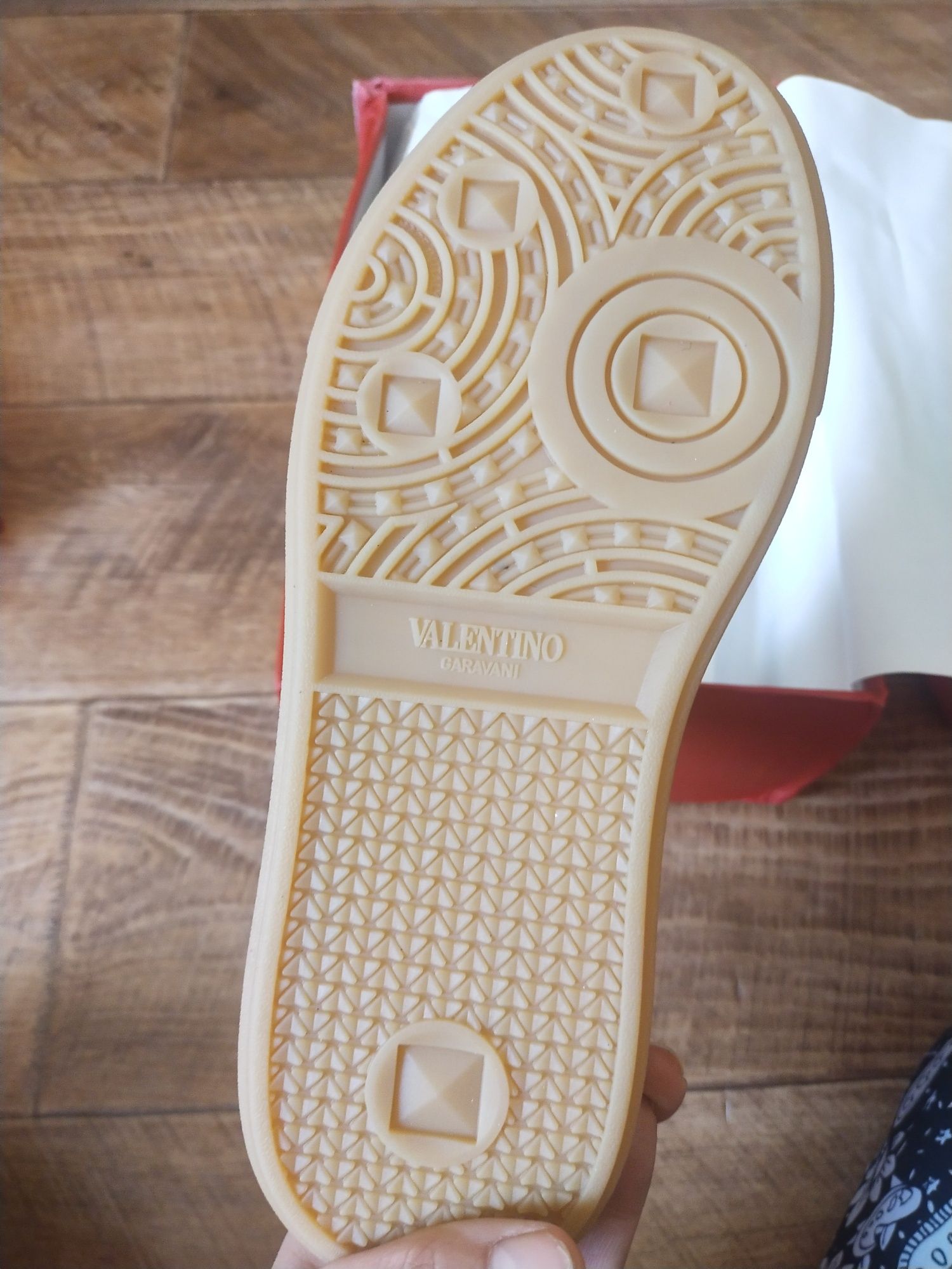 Продам крассовки от VALENTINO GARAVANI