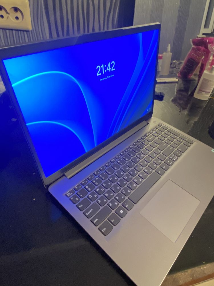 Продам ноутбук Lenovo IP3,180000 есть торг. Покупал за 260.000 в каспи