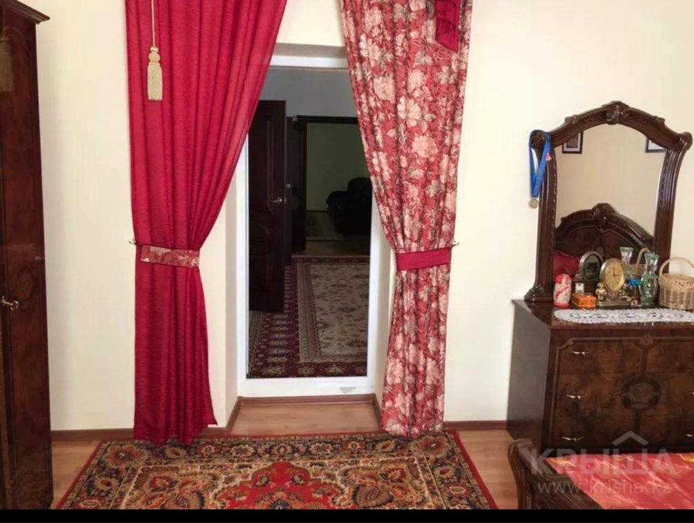 Шифоньер с комодом и зеркалом, Италия
