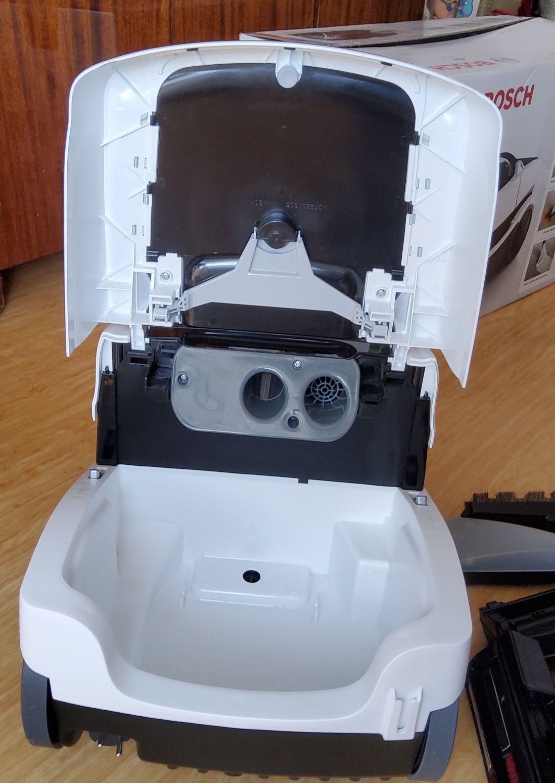 Пылесос Bosch BWD421PRO AquaWash & Clean, Serie 4.
