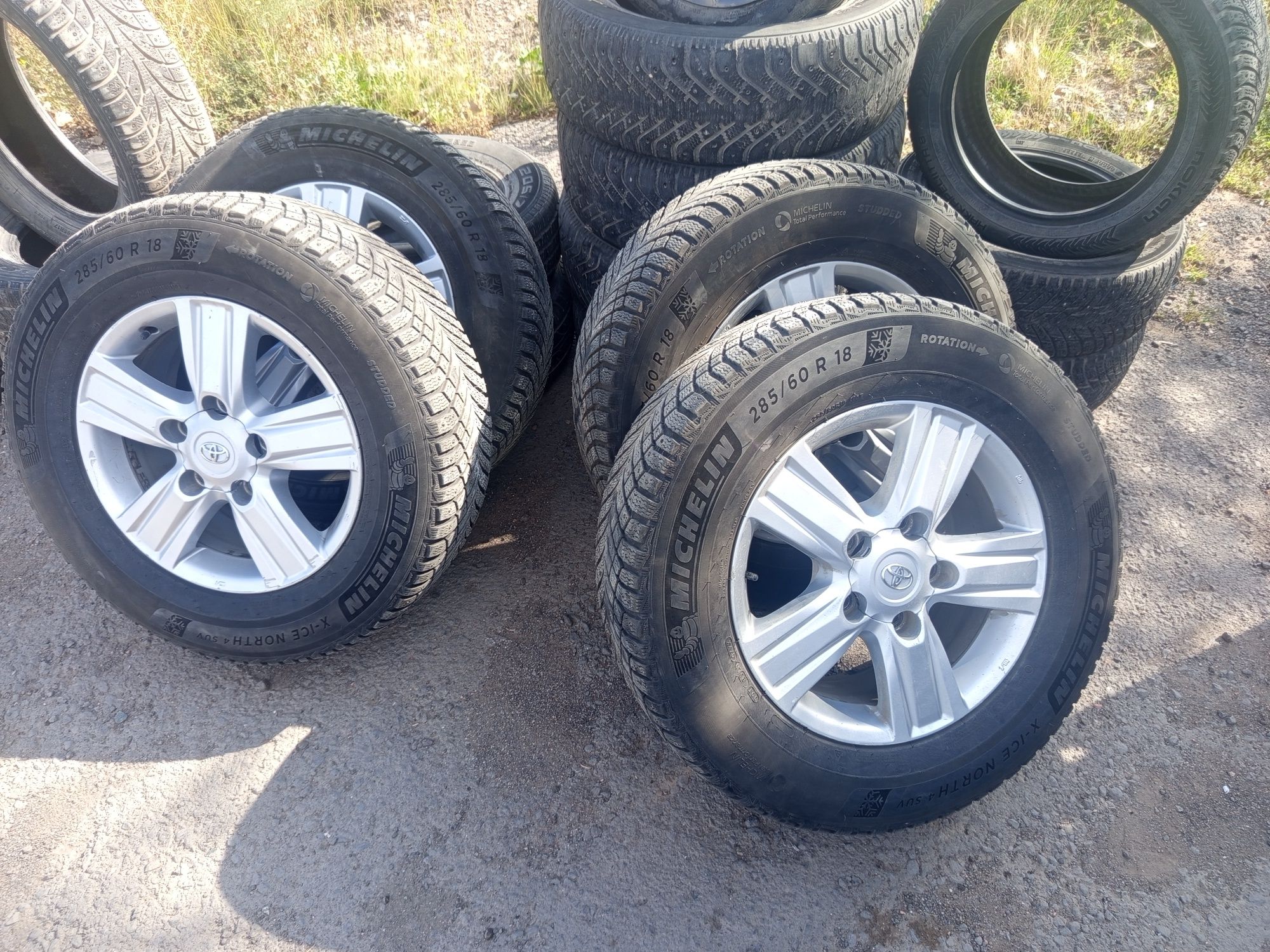 Продам диски с зимней резиной на Лэнд Крузер в оригинале.