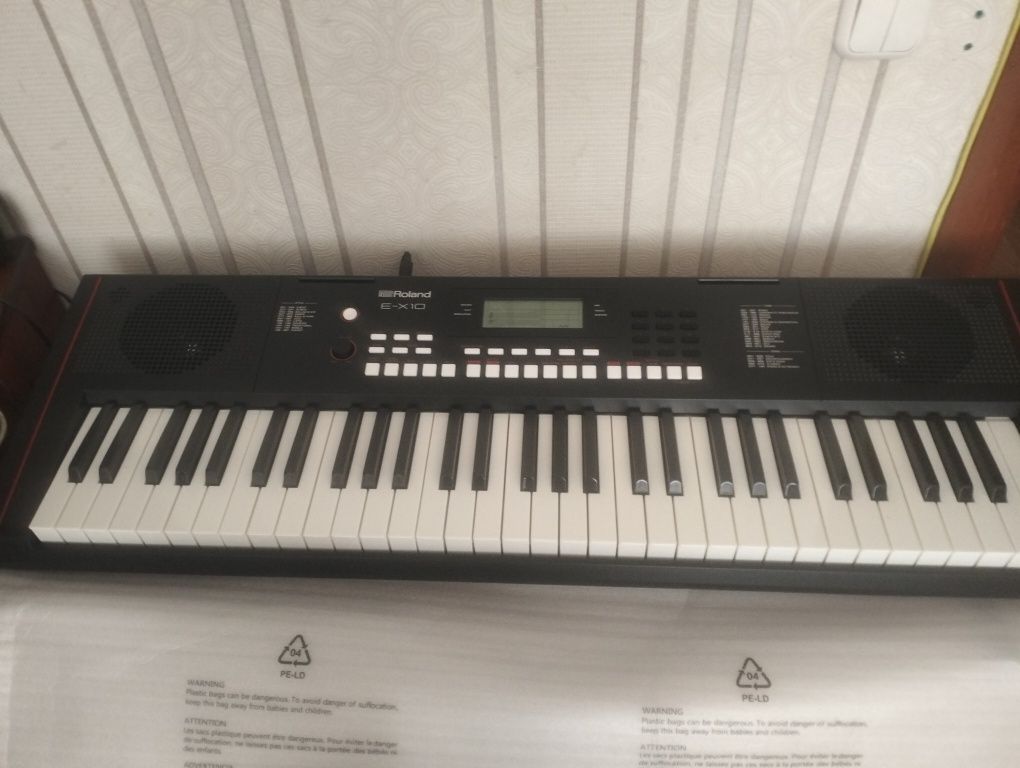 Roland E-X10 синтезатор
