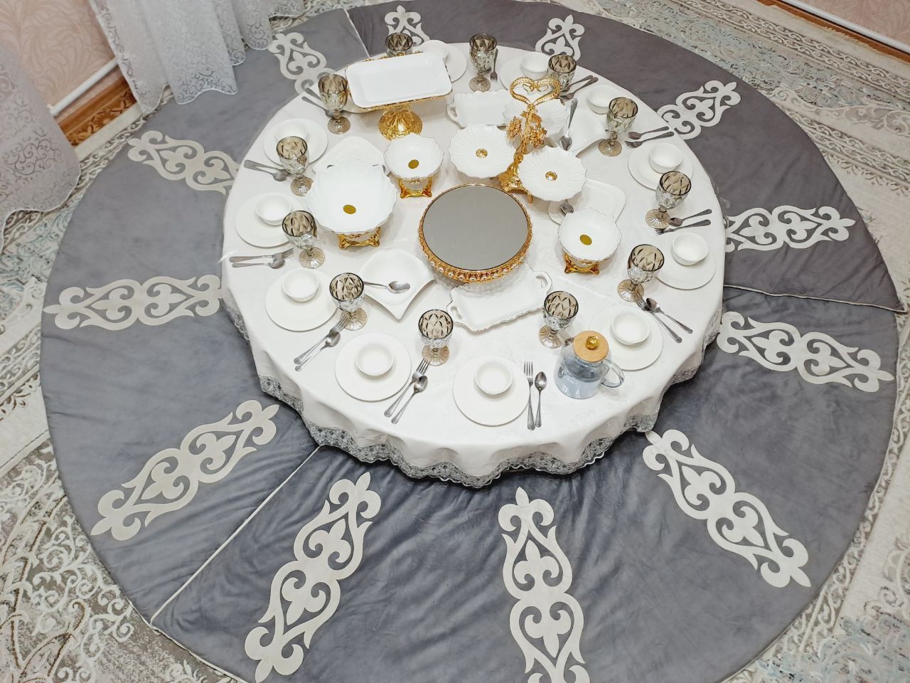 Дөңгелек жер стол аренда круглый стол көрпе дастархан  аренда  посуды