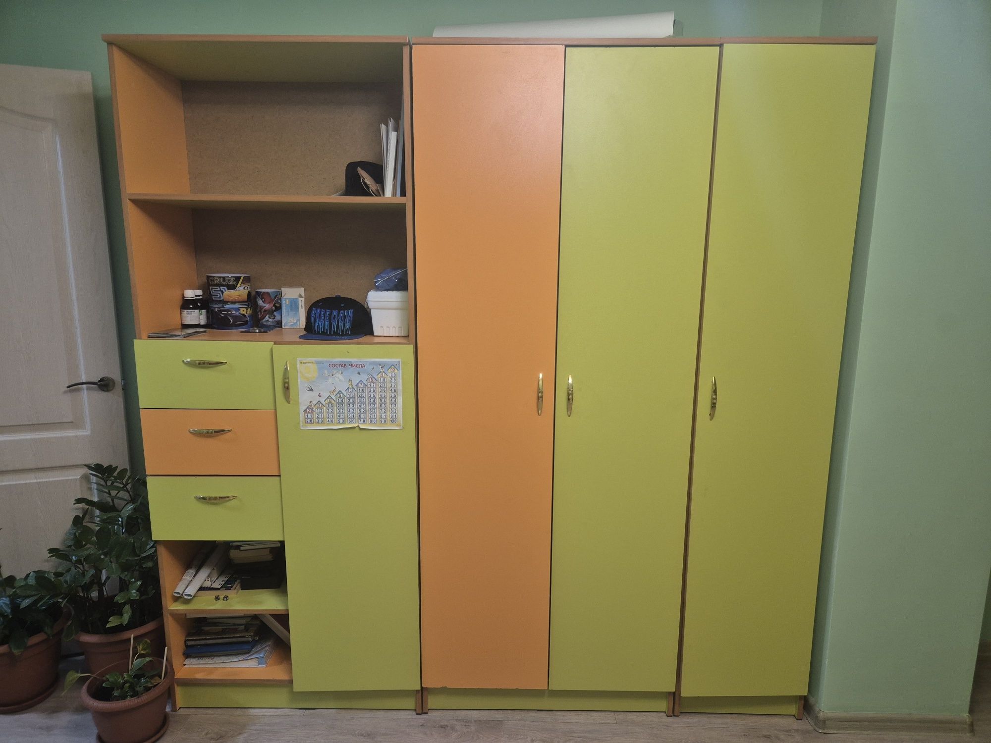 Продам детский шкаф для вещей, детскую кровать машинку, кондиционер.