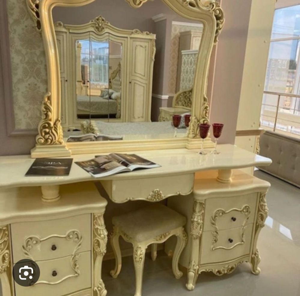 Продам комод с зеркалом