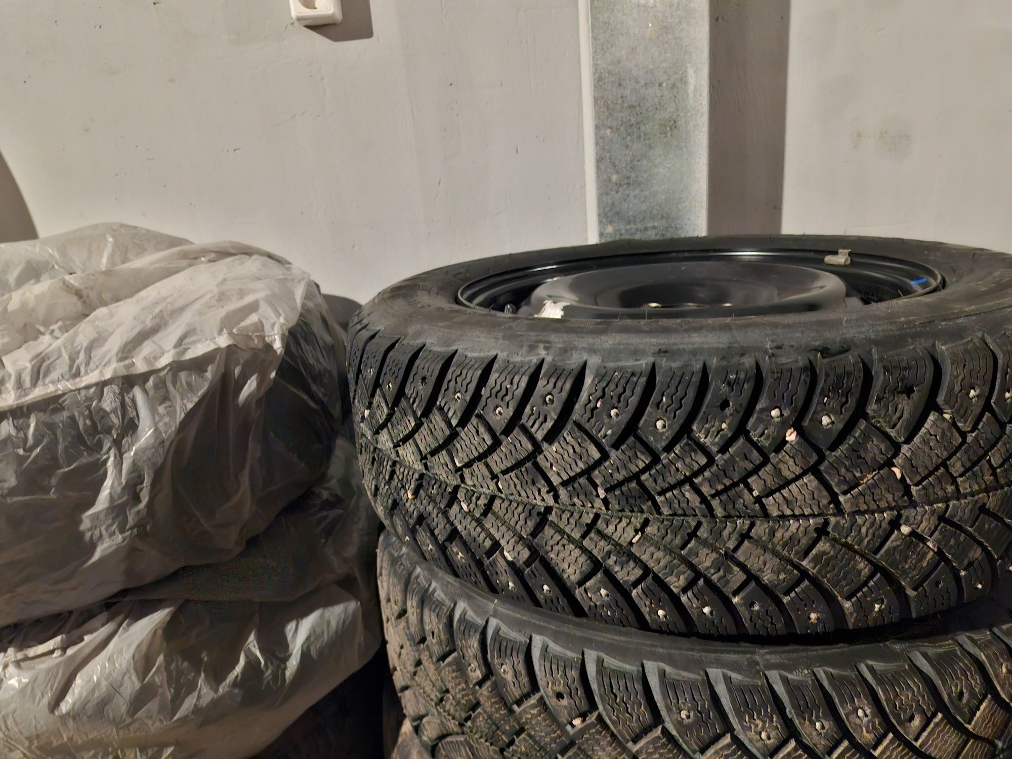 Зимние шины диски 15 Bfgoodrich stud 185 65