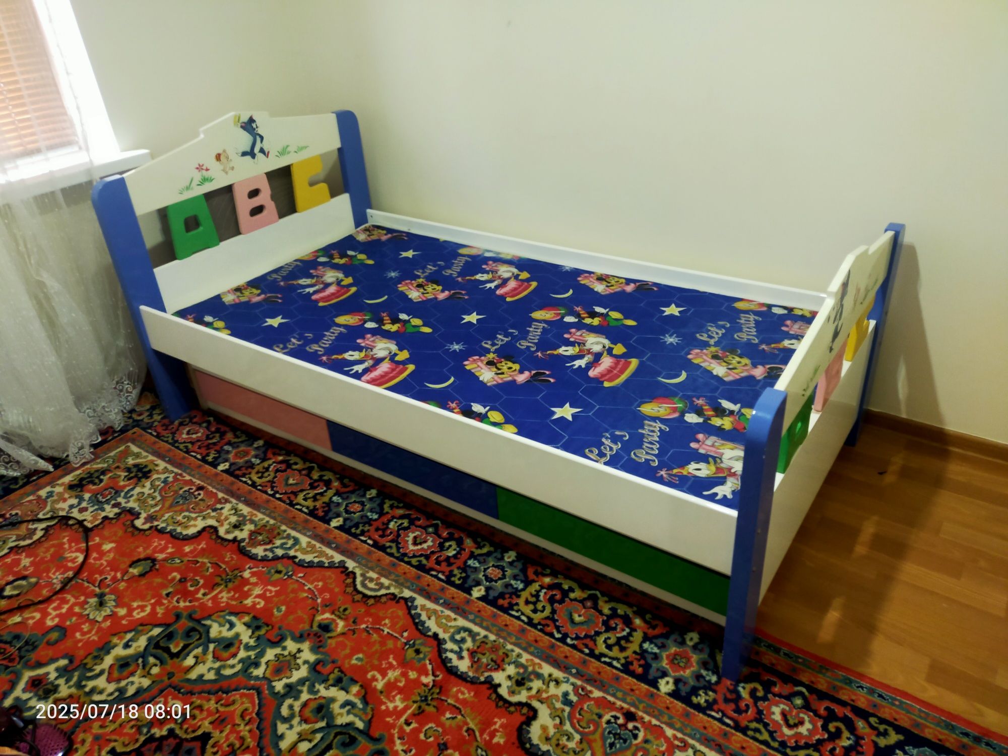 Продам прихожую,кровать и детские кровати
