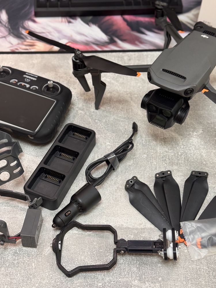 Дрон DJI Mavic 3 Pro Fly More Combo (DJI RC) серый