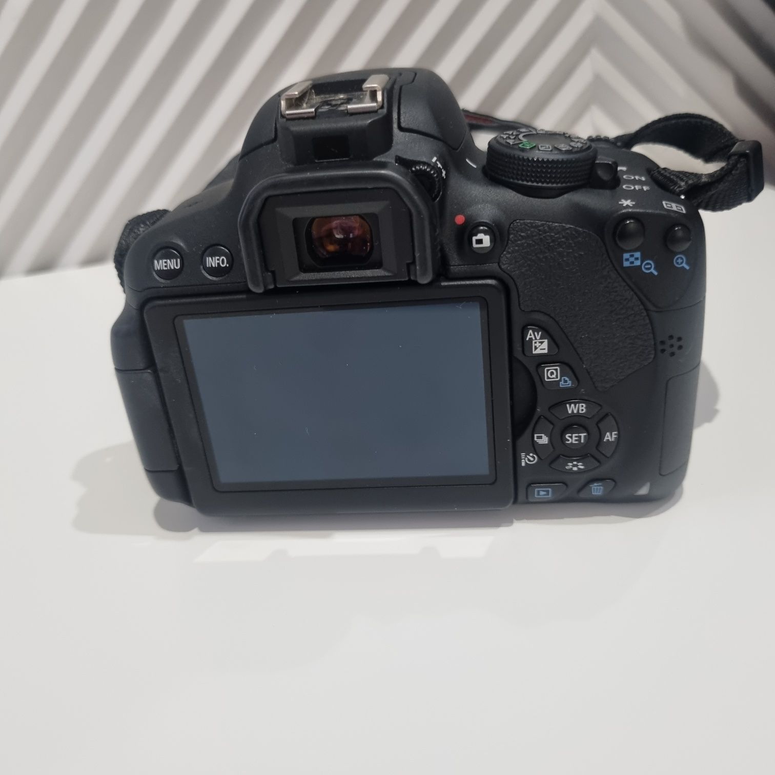 Продам Canon EOS 700D