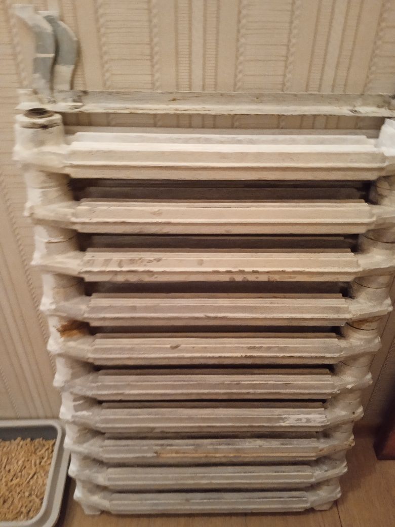 Батарея чугунная б/у. 10 секций. Продам.