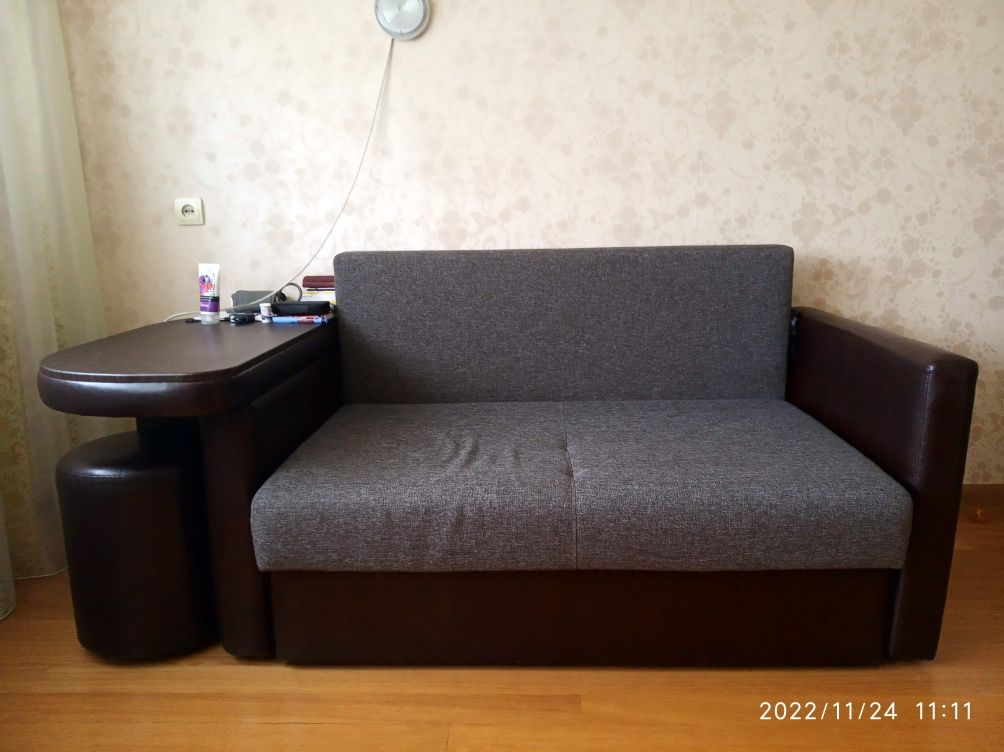 Продам кожаный диван"ЛЕОН-1" раскладной  с встроенным столиком.