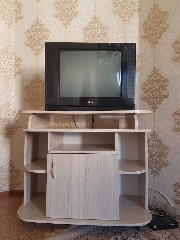 Телевизор с подставкой