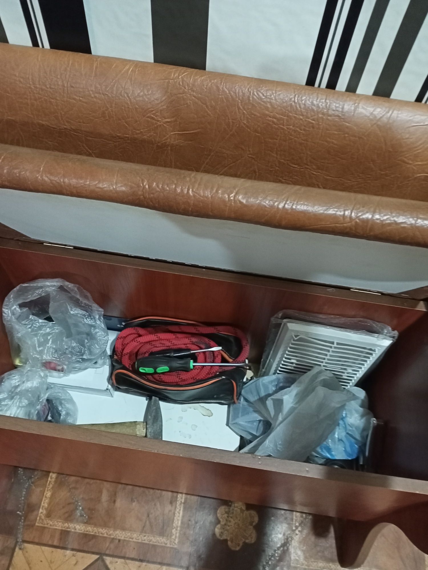 Продам тумбочку и мини диванчик с ящиком стояли в прихожей г.Петропавл