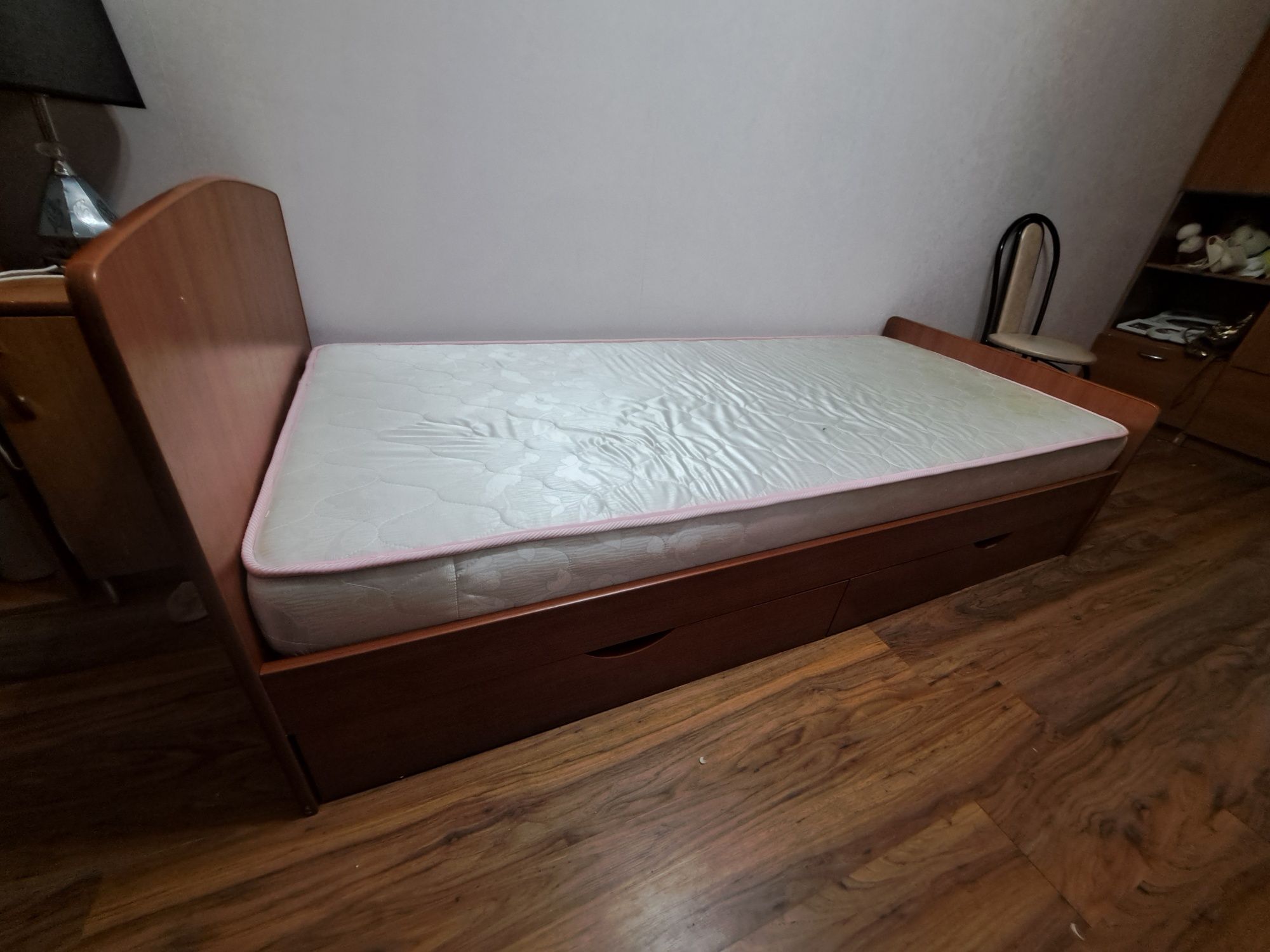 Продам компьютерный стол и кровать с матрасом