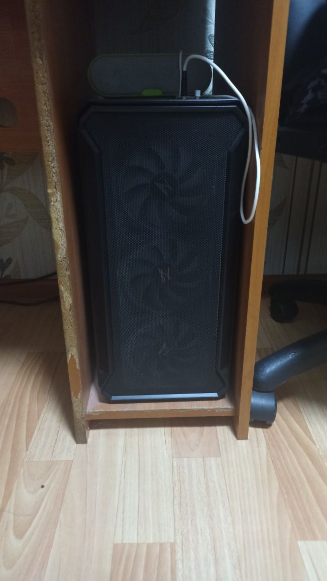 Продам компьютер (клавиатура, монитор, мышь, колонка)
