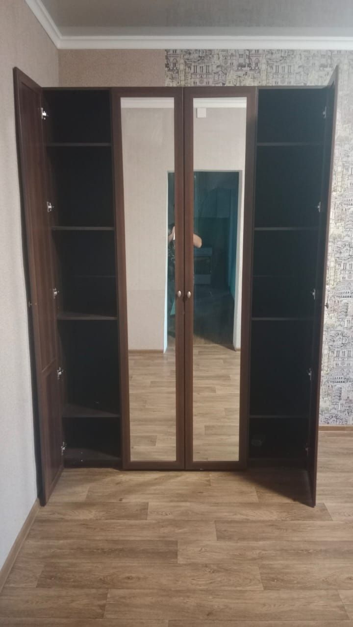 Продам шкаф очень вместительный.
