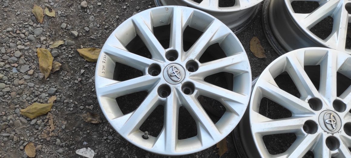 Комплект оригинальных дисков R16. Toyota Camry
