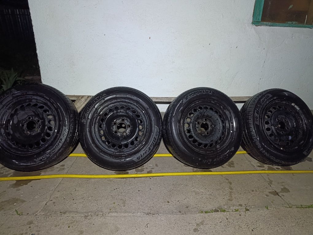 Продам резину с дисками на Мерседес 190/124