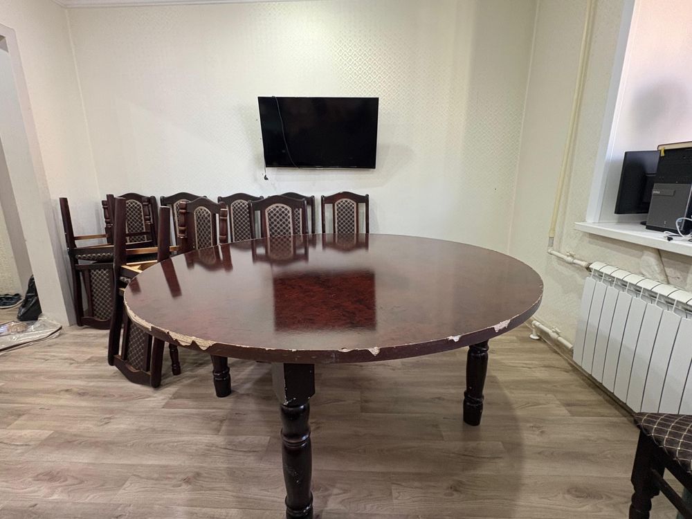 Продаю круглый стол и 12 стульев