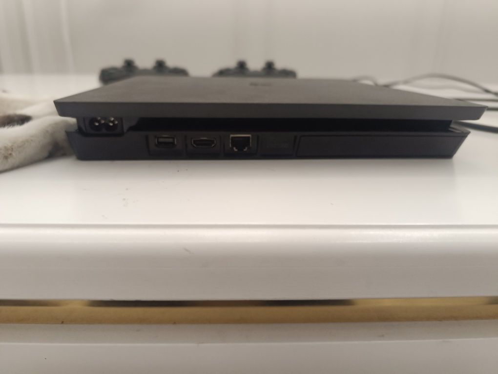 PlayStation 4.   .