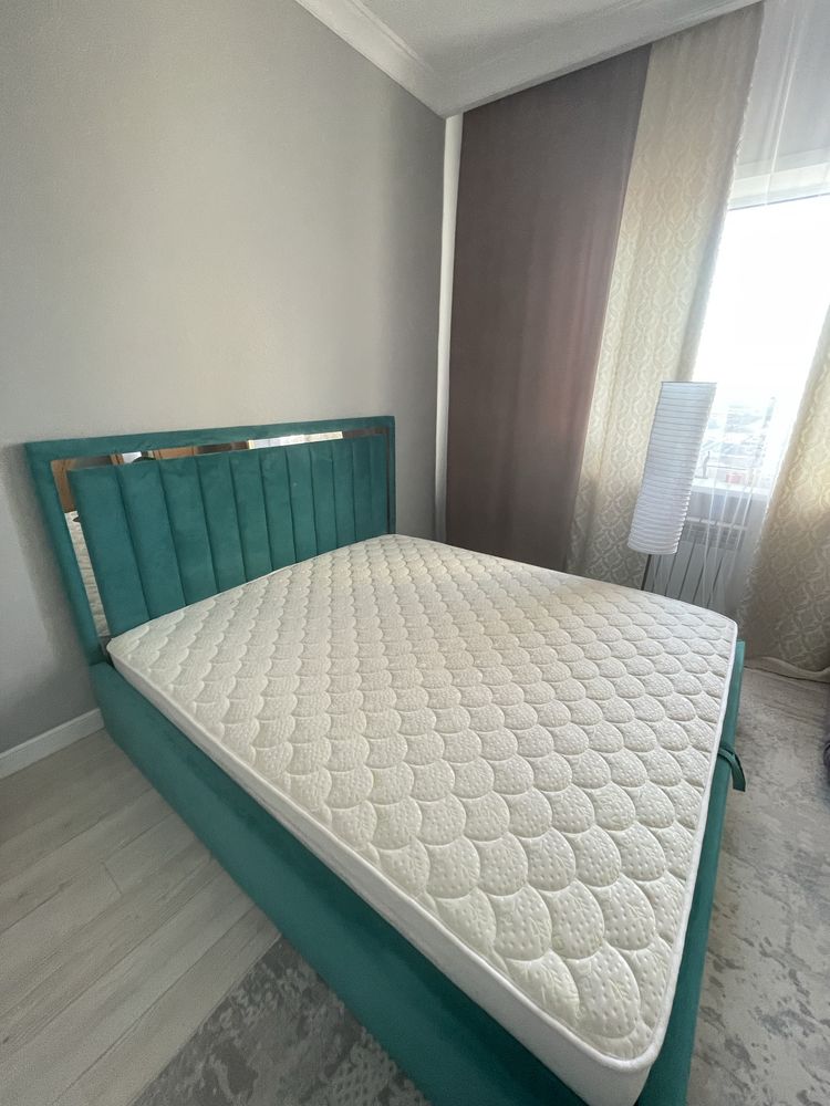 Продаю срочно! Кровать 200/180 с матрасом с подьемным механизмом