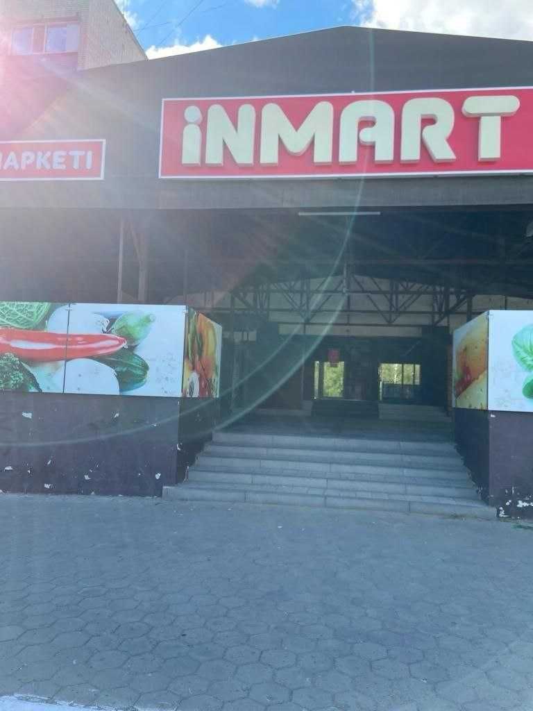 Отдельно-стоящее здание в самом центре города.