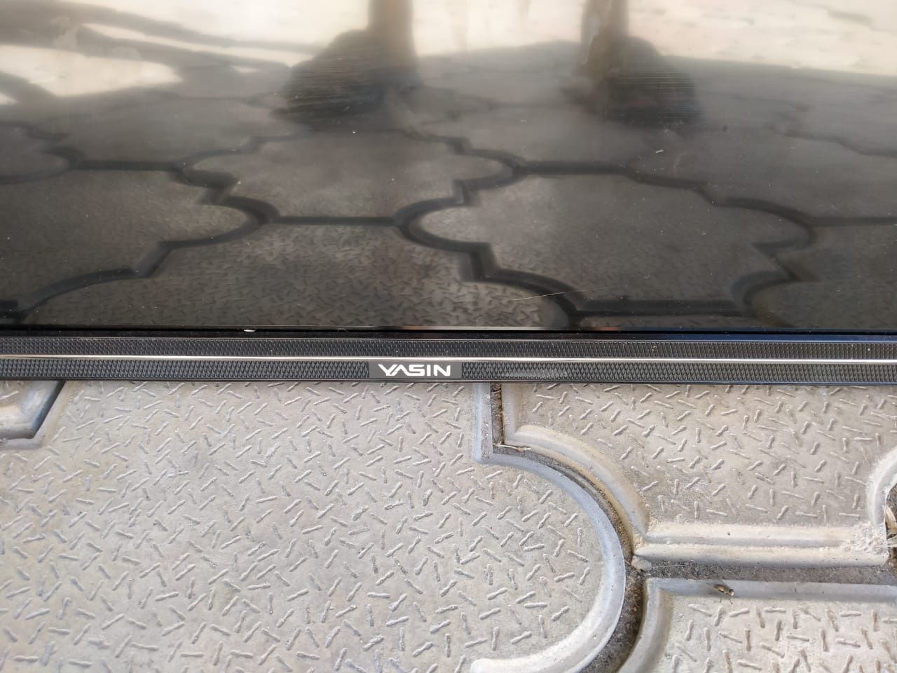 Продам телевизор smart tv YASIN сломан экран