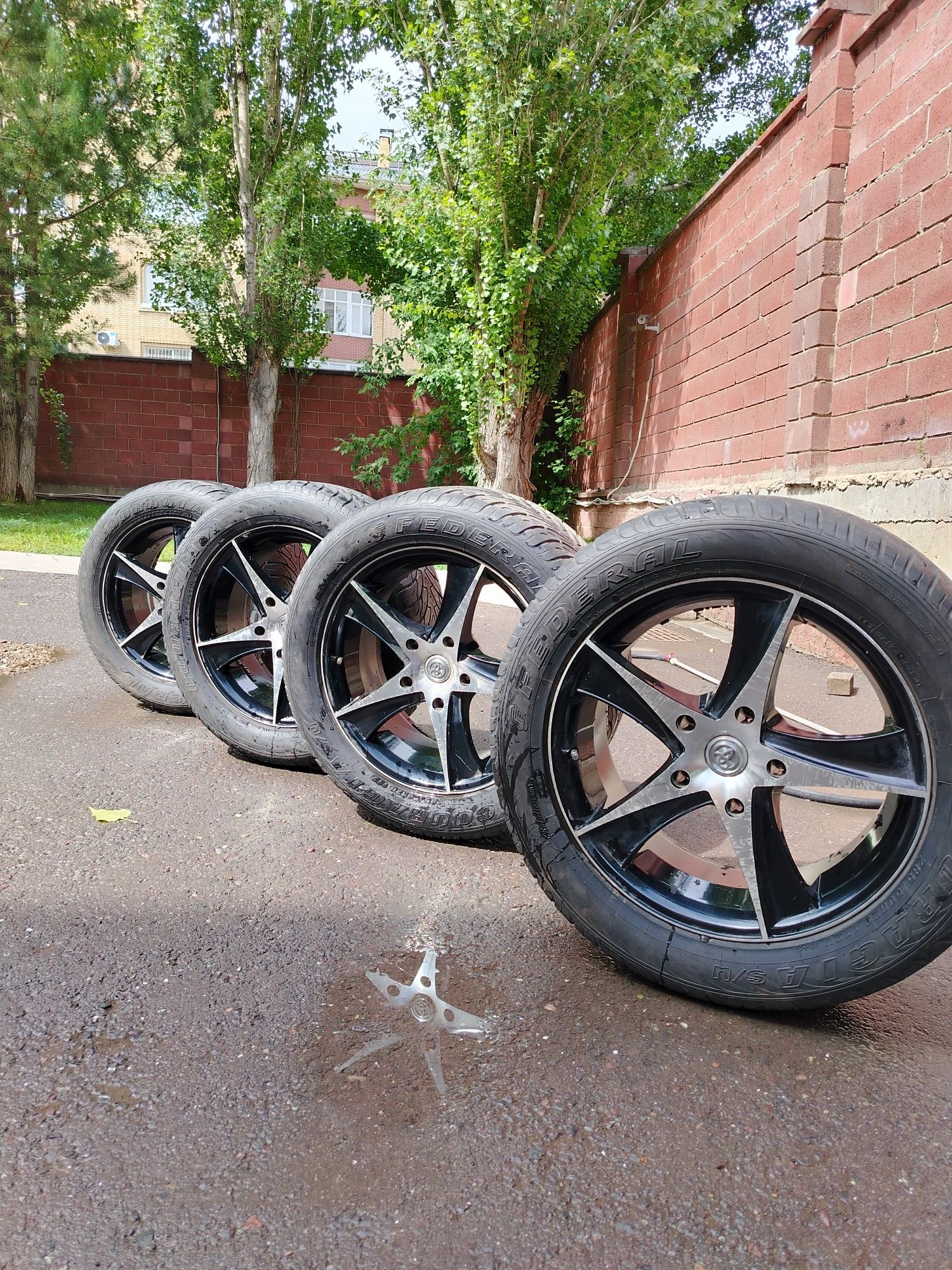 Продам летние шины с дисками 285/50 R20 состояние  небитые некрашые,